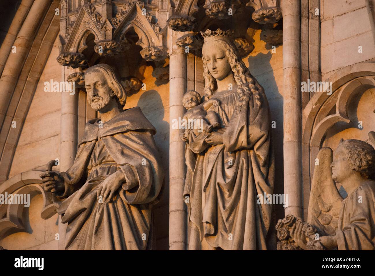 Statues de la cathédrale Saint-Michel et de la cathédrale Saint-Gudula Bruxelles // BRUXELLES, Belgique — des statues médiévales en pierre ornent la façade de la cathédrale de la cathédrale Saint-Michel et de la cathédrale de Gudula, cathédrale nationale de Belgique. Ces détails sculpturaux représentent une partie du programme décoratif gothique de ce monument religieux du XIIIe siècle. La place prépondérante de la cathédrale et son patrimoine artistique reflètent son importance en tant que site des cérémonies royales belges. Banque D'Images