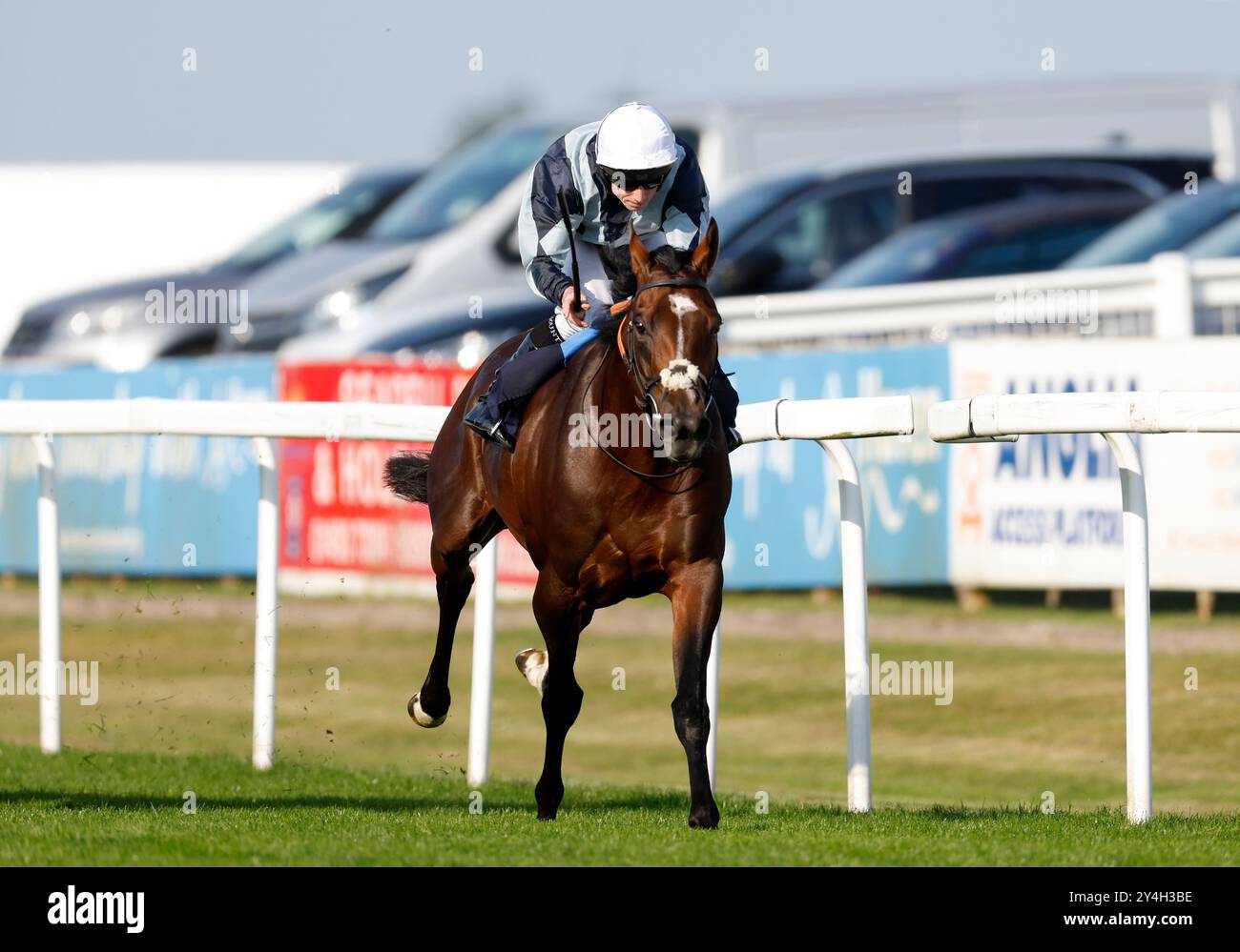 James Webb monté par Ryan Moore sur leur chemin pour remporter le handicap de Goffs Orby lors du Festival de l'est au Great Yarmouth Racecourse. Date de la photo : mercredi 18 septembre 2024. Banque D'Images