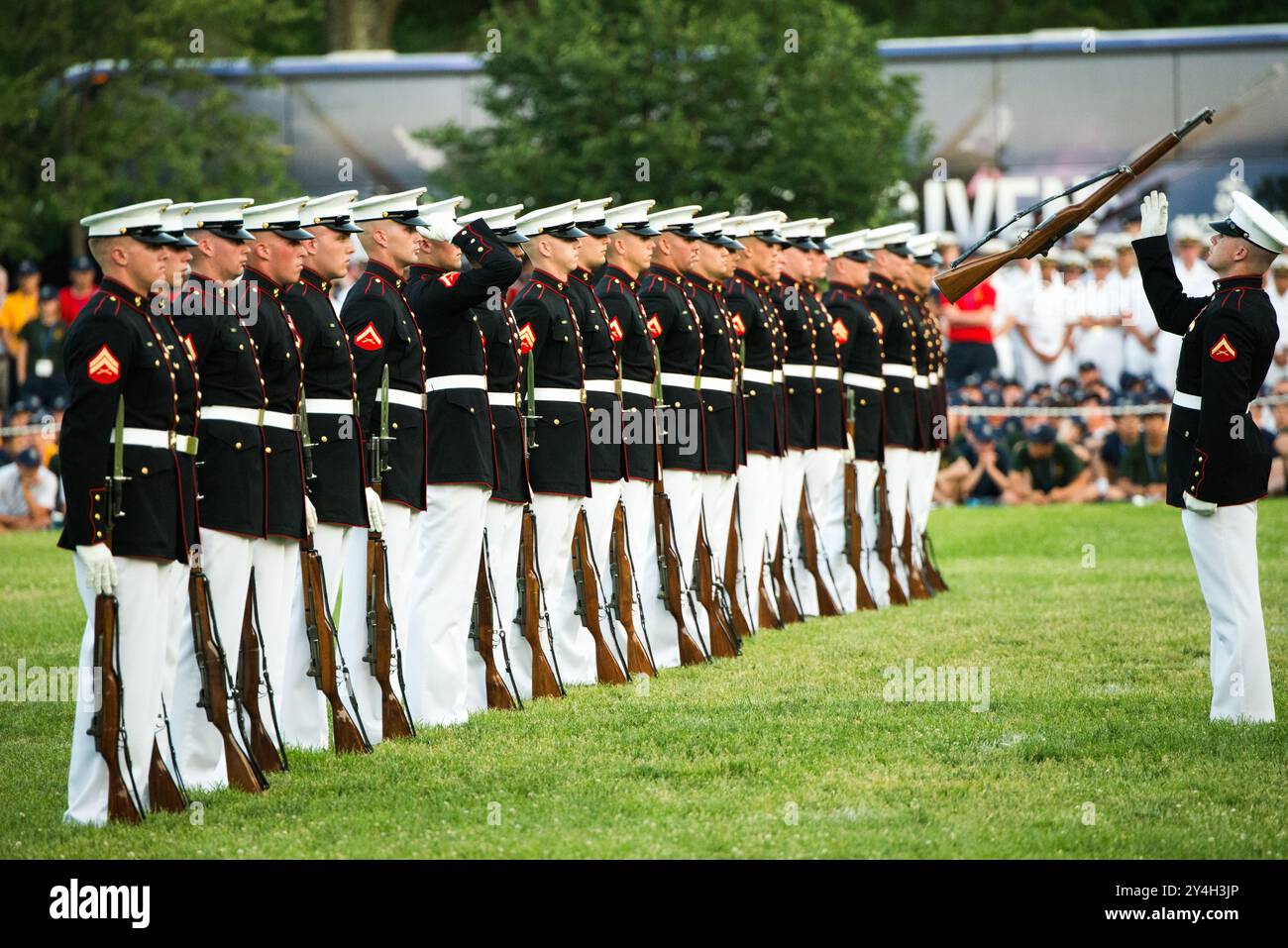 ARLINGTON, Virginie, États-Unis — le peloton de forage silencieux du corps des Marines des États-Unis effectue ses exercices de précision lors de la Sunset Parade au mémorial Iwo Jima à Arlington, en Virginie. L'événement honore l'histoire du corps des Marines et a lieu près de l'emblématique Marine corps War Memorial. Banque D'Images