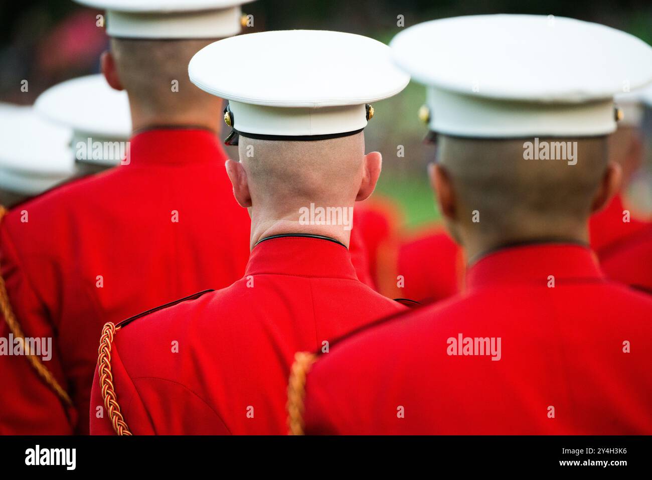 United States Marine Drum and Bugle corps Arlington Virginia // ARLINGTON, Virginia — les membres du United States Marine Drum and Bugle corps, « The commandant's Own », jouent lors de la Sunset Parade au Marine corps War Memorial. L'unité musicale d'élite, créée en 1934, effectue des mouvements de forage de précision tout en jouant de la musique martiale traditionnelle. Le mémorial emblématique, représentant le lever du drapeau à Iwo Jima, sert de toile de fond spectaculaire pour ces cérémonies hebdomadaires d'été qui ont lieu le mardi soir. Les performances mettent en valeur la précision du corps des Marines et l'aspect militaire pour le public de Banque D'Images