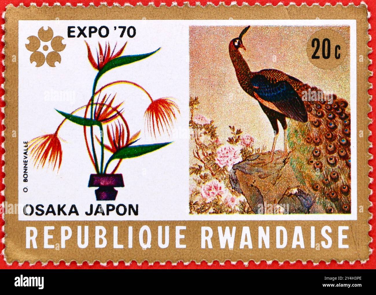 Photo d'un timbre-poste de 20 centimes rwandais pour l'Osaka Japan Expo 1970 avec illustrations d'un arrangement de fleurs et de paon Banque D'Images