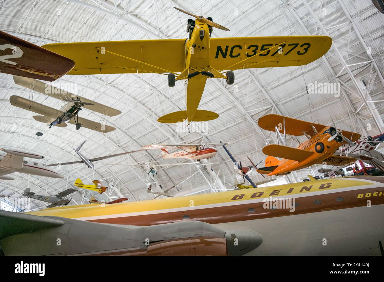 Situé près de l'aéroport de Dulles, le centre Udvar-Hazy est le deuxième centre public du musée national de l'air et de l'espace de Smithsonian. Logé dans un grand Banque D'Images