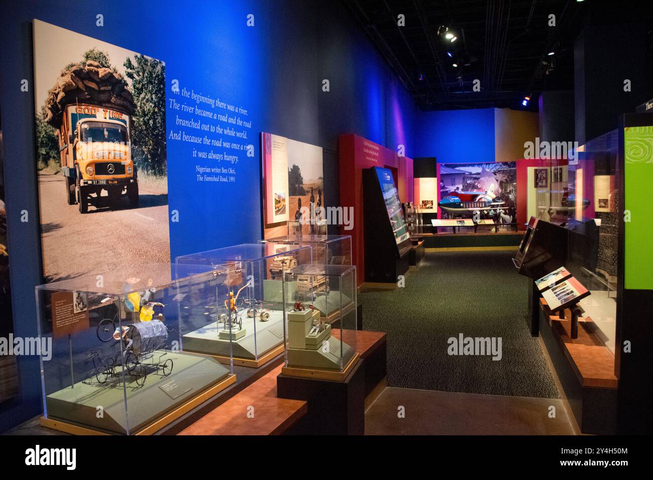 WASHINGTON DC, États-Unis — une exposition mettant en valeur les stands du patrimoine culturel africain exposés au Musée national d'histoire naturelle du Smithsonian. L'exposition présente des artefacts et des informations documentant les diverses cultures et traditions de l'Afrique. Ces expositions soigneusement organisées servent à éduquer les visiteurs sur les pratiques culturelles africaines et le patrimoine matériel. Banque D'Images