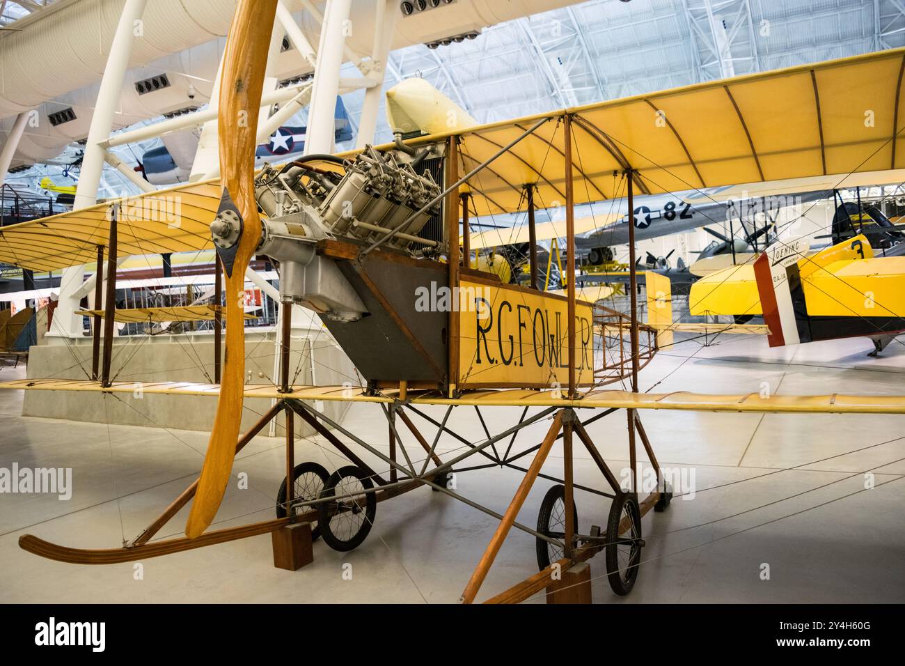 Biplan Fowler-Gage 1912 Centre Udvar-Hazy Chantilly Virginie // CHANTILLY, Virginie — le biplan Fowler-Gage 1912 est exposé dans la galerie d'aviation pré-1920 au Centre Steven F. Udvar-Hazy. Construit par la Gage-McClay Company, ce tracteur biplan appartenait à Robert G. Fowler, qui l'utilisa pour des vols d'exposition et de passagers dans toute la Californie à partir d'octobre 1912. L'avion a gagné en renommée en 1913 lorsque Fowler a effectué un dangereux vol d'océan à océan à travers l'isthme de Panama, couvrant 83 kilomètres (52 miles) en une heure et 45 minutes tout en volant sur flotteurs. AF Banque D'Images