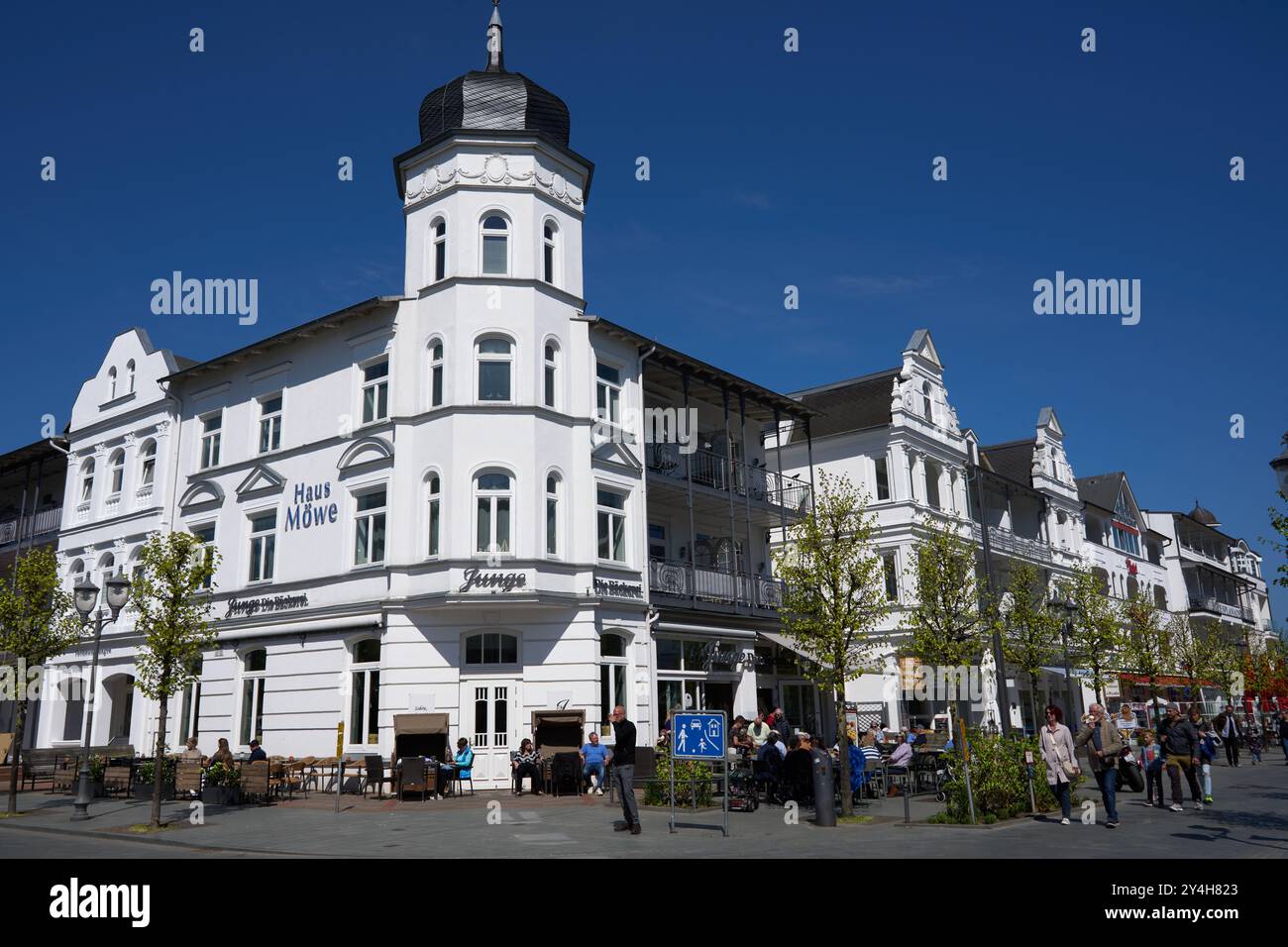 Klassizistische Bäder-Architektur im alten Zentrum von Binz, Fussgängerzone, Läden, Hotel Haus Möwe, Seebad Binz, Insel Rügen, Mecklembourg-Poméranie occidentale, Banque D'Images