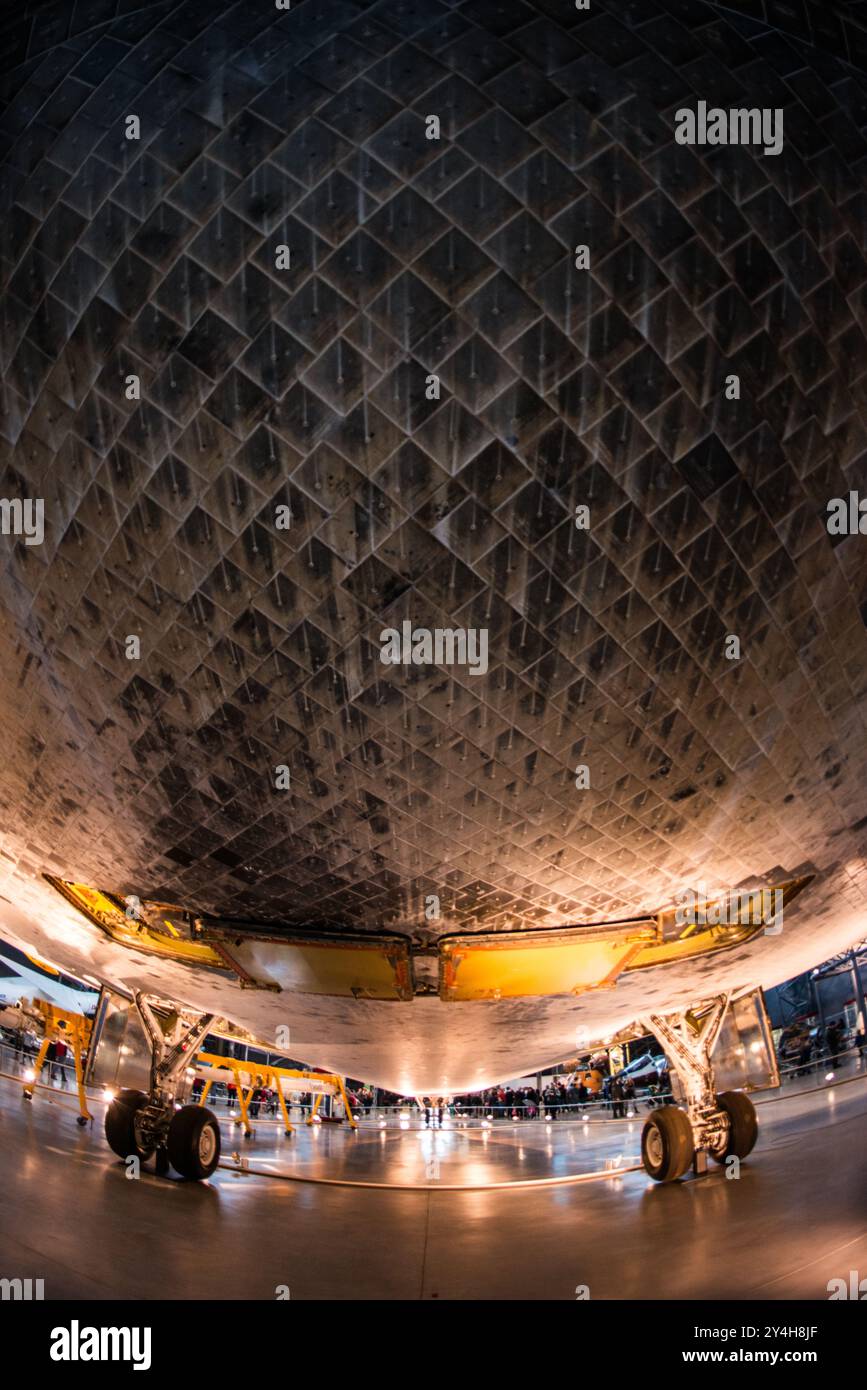 Carrelages thermiques de la navette spatiale Discovery Centre Udvar-Hazy Chantilly Virginie // CHANTILLY, Virginie — des carreaux résistants à la chaleur recouvrent la section nez de la navette spatiale Discovery, exposée au Steven F. Udvar-Hazy Center du Smithsonian National Air and Space Museum. L'orbiteur mis hors service est arrivé au musée le 19 avril 2012 et est logé dans le hangar spatial James S. McDonnell dans le cadre de la collection permanente de l'installation. Discovery a remplacé la navette spatiale Enterprise dans l'exposition du musée, marquant la transition d'un véhicule d'essai à un orbiteur spatial réel. Le Centre Udvar-Hazy, loc Banque D'Images