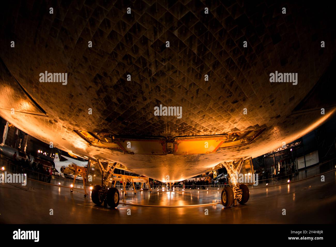 Carrelages thermiques de la navette spatiale Discovery Centre Udvar-Hazy Chantilly Virginie // CHANTILLY, Virginie — des carreaux résistants à la chaleur recouvrent la section nez de la navette spatiale Discovery, exposée au Steven F. Udvar-Hazy Center du Smithsonian National Air and Space Museum. L'orbiteur mis hors service est arrivé au musée le 19 avril 2012 et est logé dans le hangar spatial James S. McDonnell dans le cadre de la collection permanente de l'installation. Discovery a remplacé la navette spatiale Enterprise dans l'exposition du musée, marquant la transition d'un véhicule d'essai à un orbiteur spatial réel. Le Centre Udvar-Hazy, loc Banque D'Images
