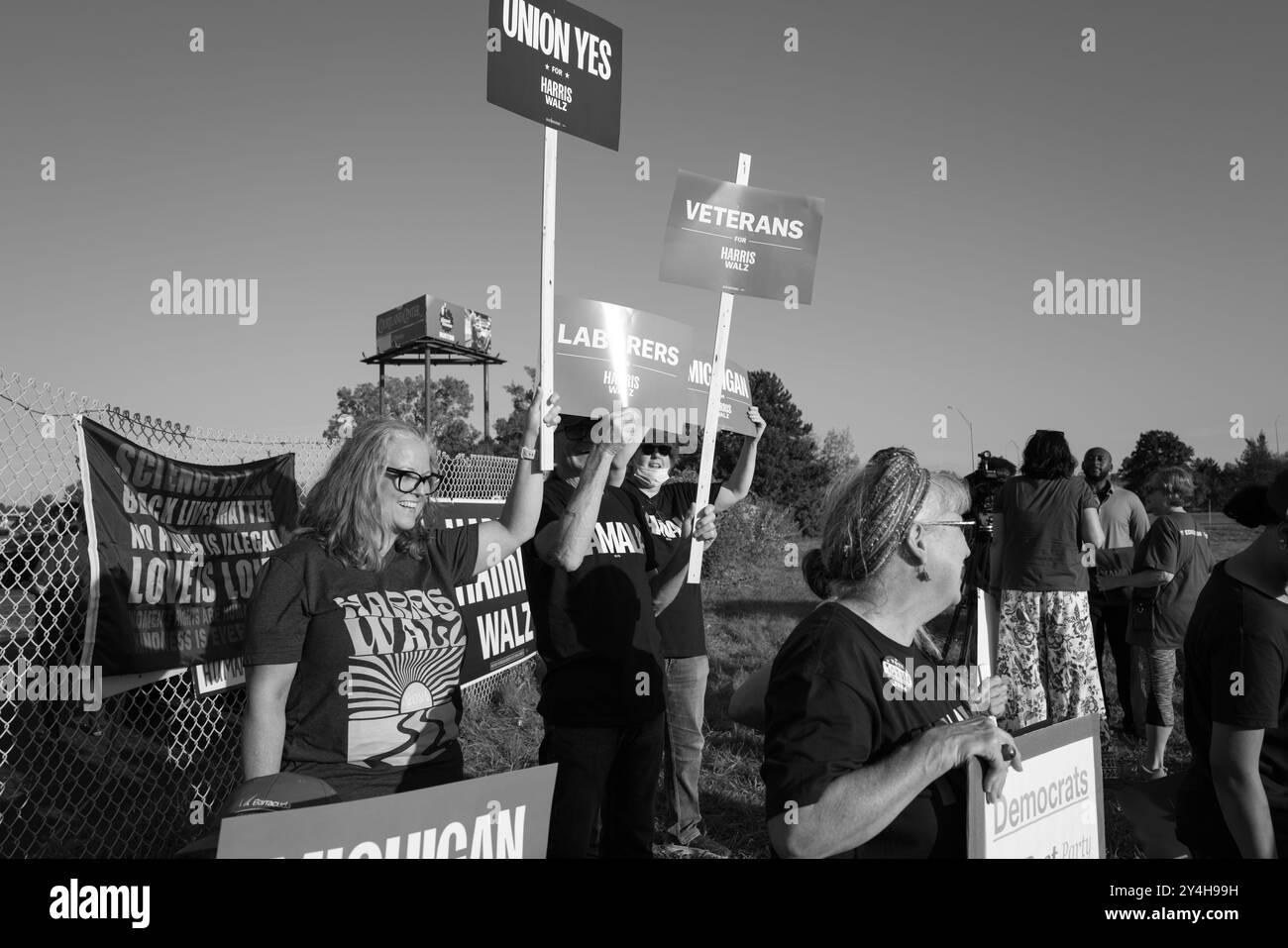 Manifestants lors de la manifestation de positivité du Parti démocratique du comté de Genesee, le 17 septembre 2024 Banque D'Images
