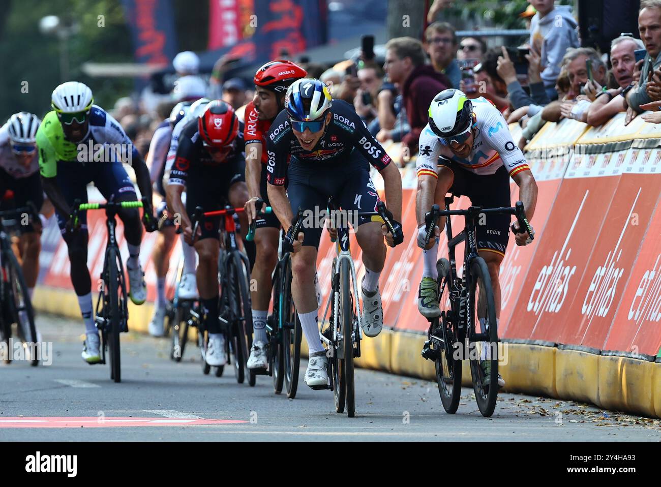 Namur, France. 18 septembre 2024. Espagnol Roger Adria de Red Bull-Bora-Hansgrohe célèbre alors qu'il franchit la ligne d'arrivée pour remporter la course cycliste d'une journée Grand Prix de Wallonie 2024 (202, 3 km), de Blegny à la Citadelle de Namur, à Namur, le mercredi 18 septembre 2024. BELGA PHOTO DAVID PINTENS crédit : Belga News Agency/Alamy Live News Banque D'Images