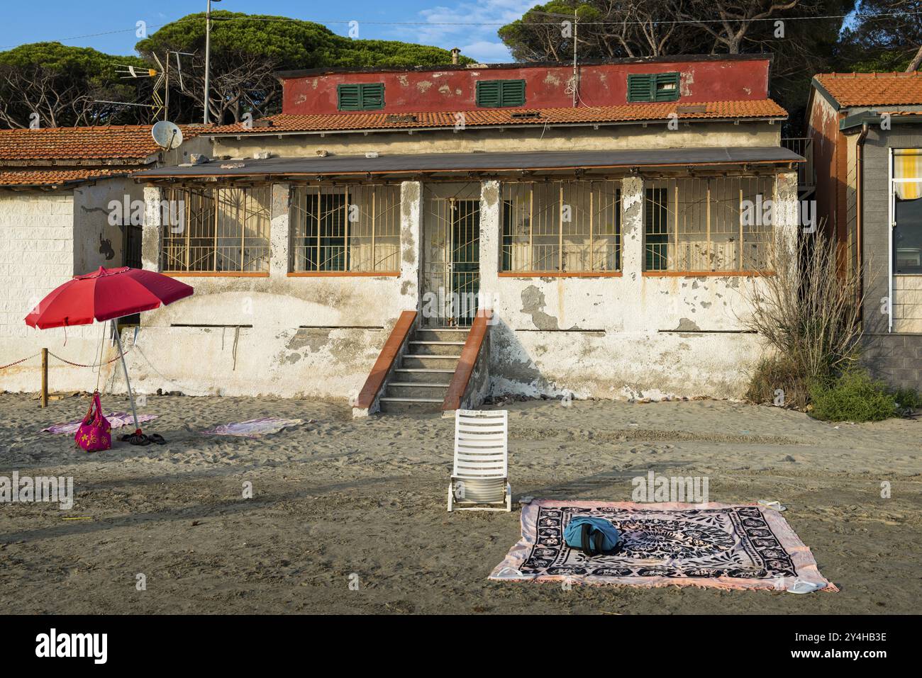 Maison de plage abandonnée, plage, architecture, tourisme, bâtiment, délabré, propriété, vide, personne, vacance, crise, crise immobilière, Italie, Europe Banque D'Images