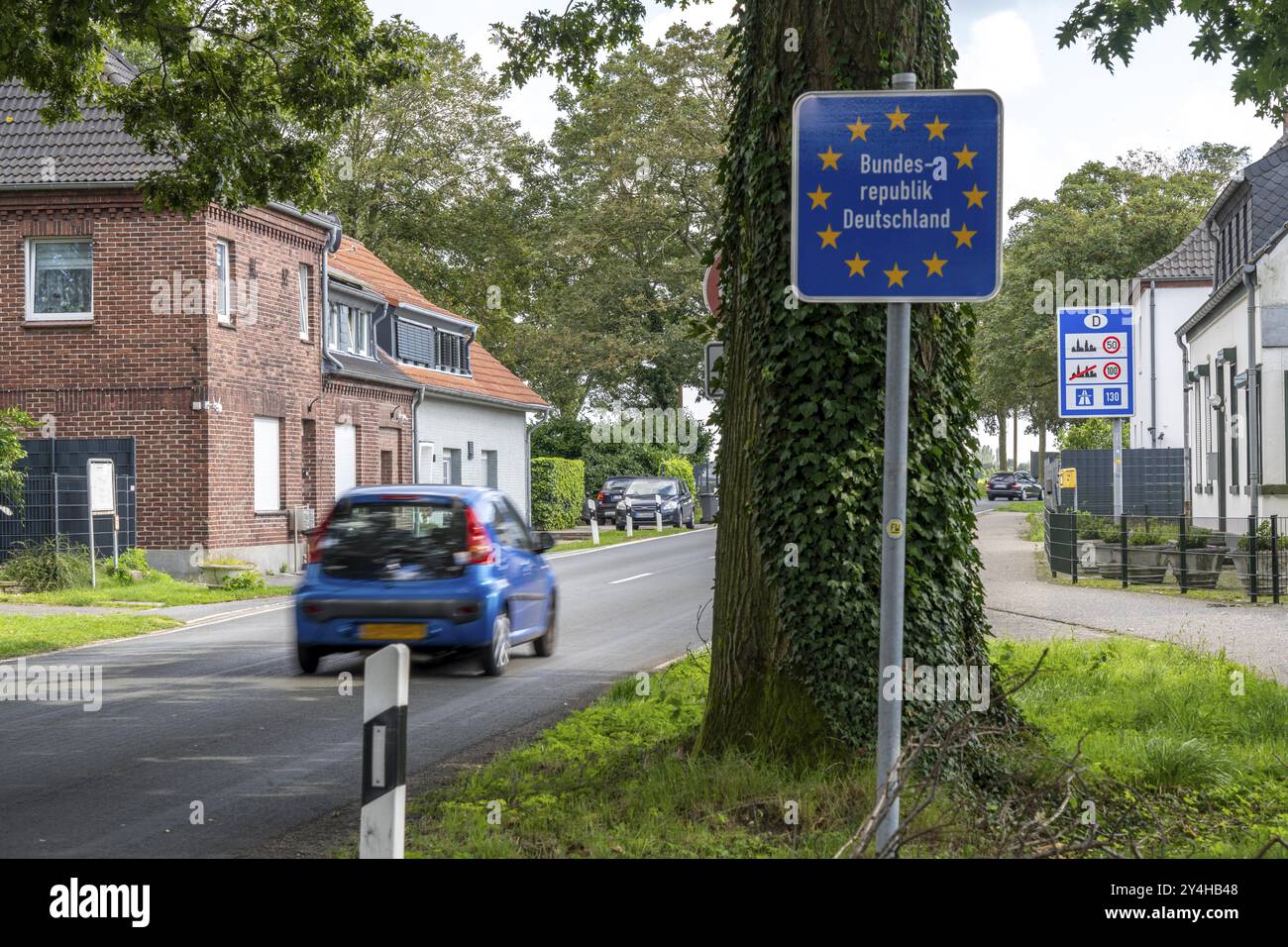 Frontière verte, passage de frontière sans contrôle, au nord de Straelen près d'Arcen NL, des pays-Bas à l'Allemagne, petit supermarché et snack bar dire Banque D'Images