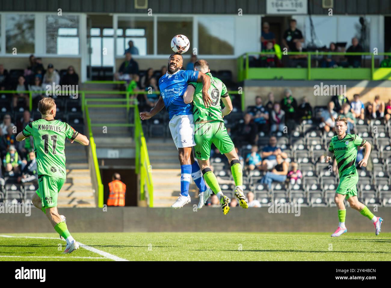 Alex Dyer remporte une tête en Forest Green Rovers vs Wealdstone FC 14/09/24 Banque D'Images