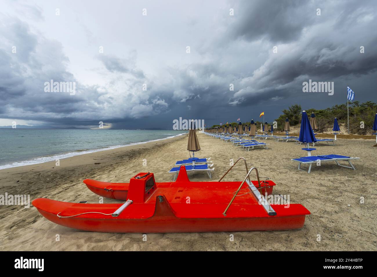 Plage vide, spectaculaire, ciel sombre, météo, nuages, orage, tempête, tempête, temps orageux, côte, Méditerranée, Méditerranée, crise, temps pluvieux, Banque D'Images