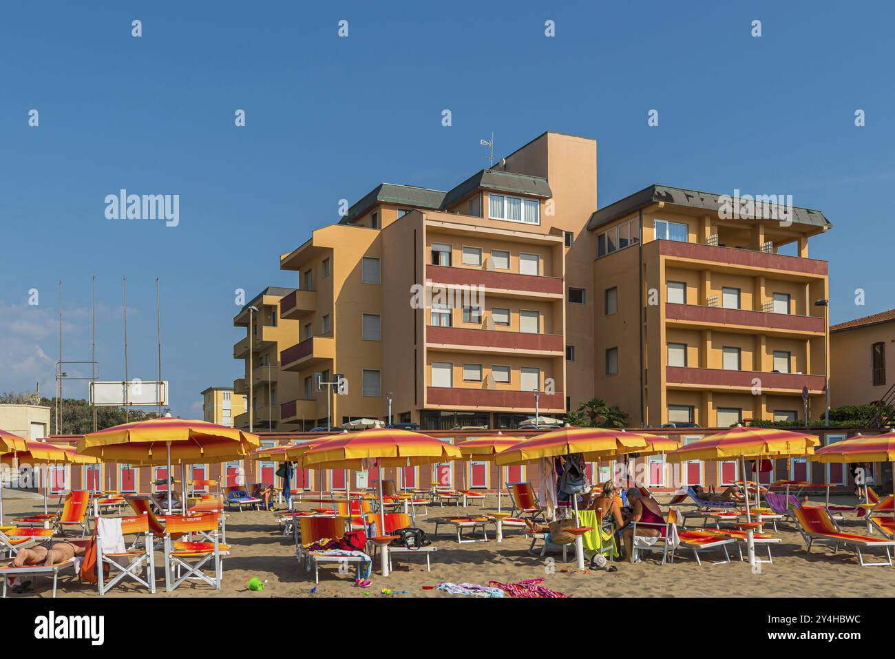 Appartements de vacances sur la plage, plage, vide, personne, accalmie, crise, tourisme, crise touristique, crise économique, symbolique, tristesse, Toscane, Italie, Europe Banque D'Images