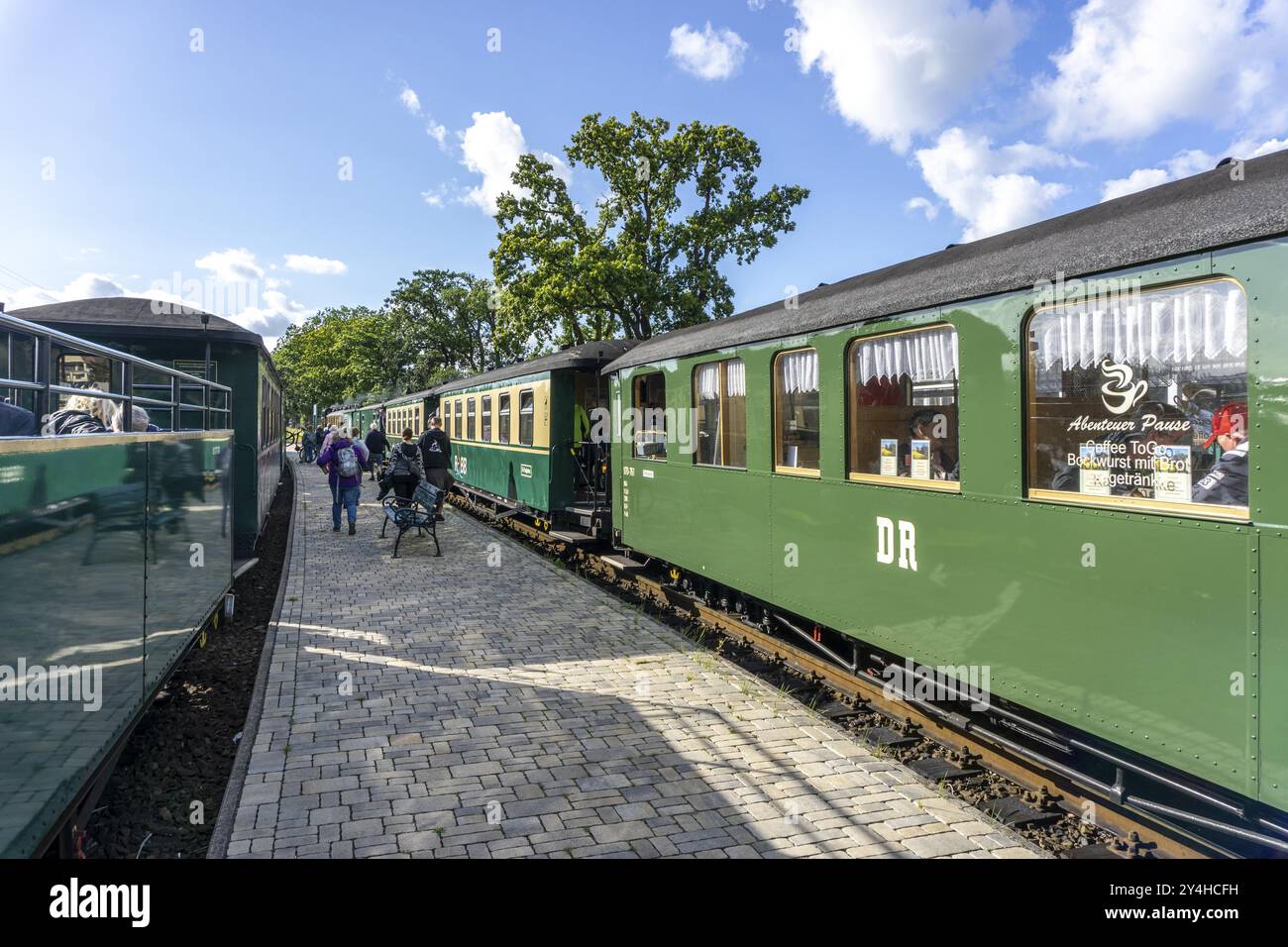 La liaison historique du train à vapeur avec le train à voie étroite appelé le Rasenden Roland, le Ruegensche BaederBahn, RueBB, ici le Sellin Ost stat Banque D'Images