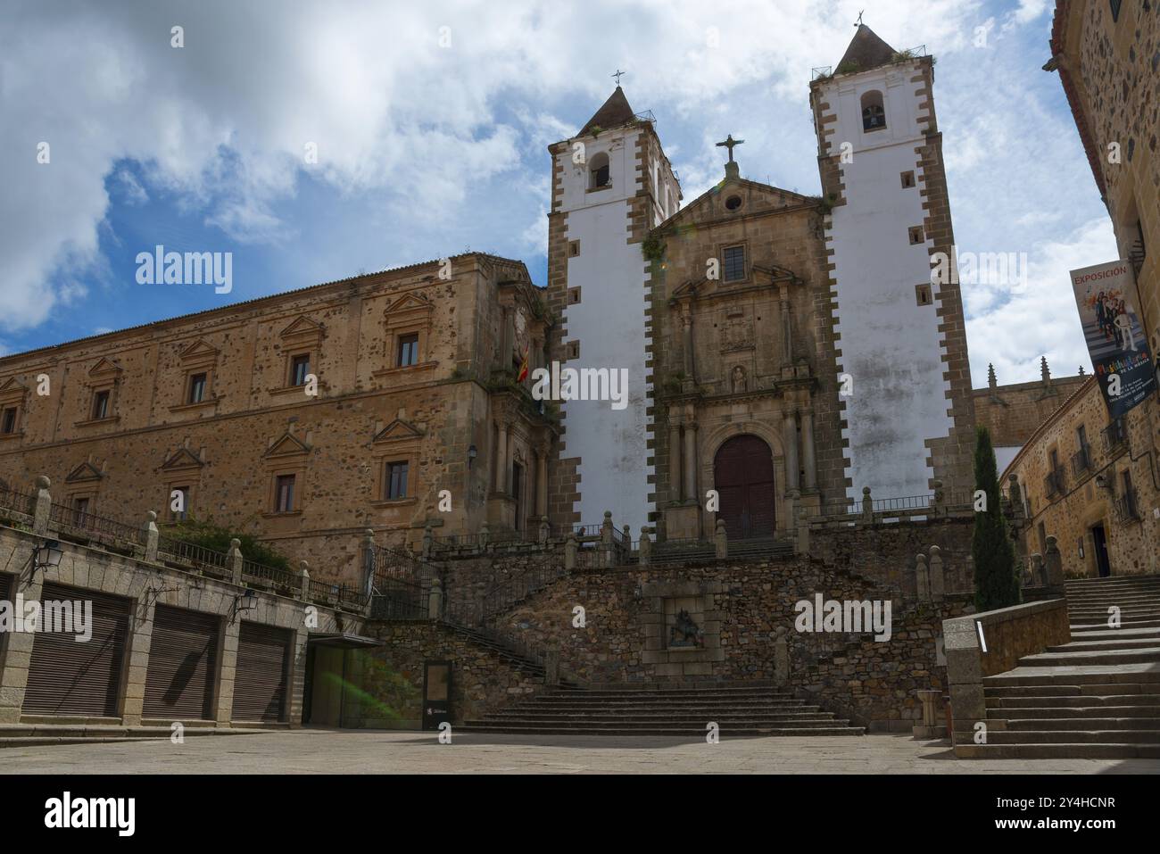 Une vieille église avec deux tours et un grand escalier, entourée de bâtiments historiques, Iglesia de San Francisco Javier, Plaza San Jorge, vieille ville, CA Banque D'Images