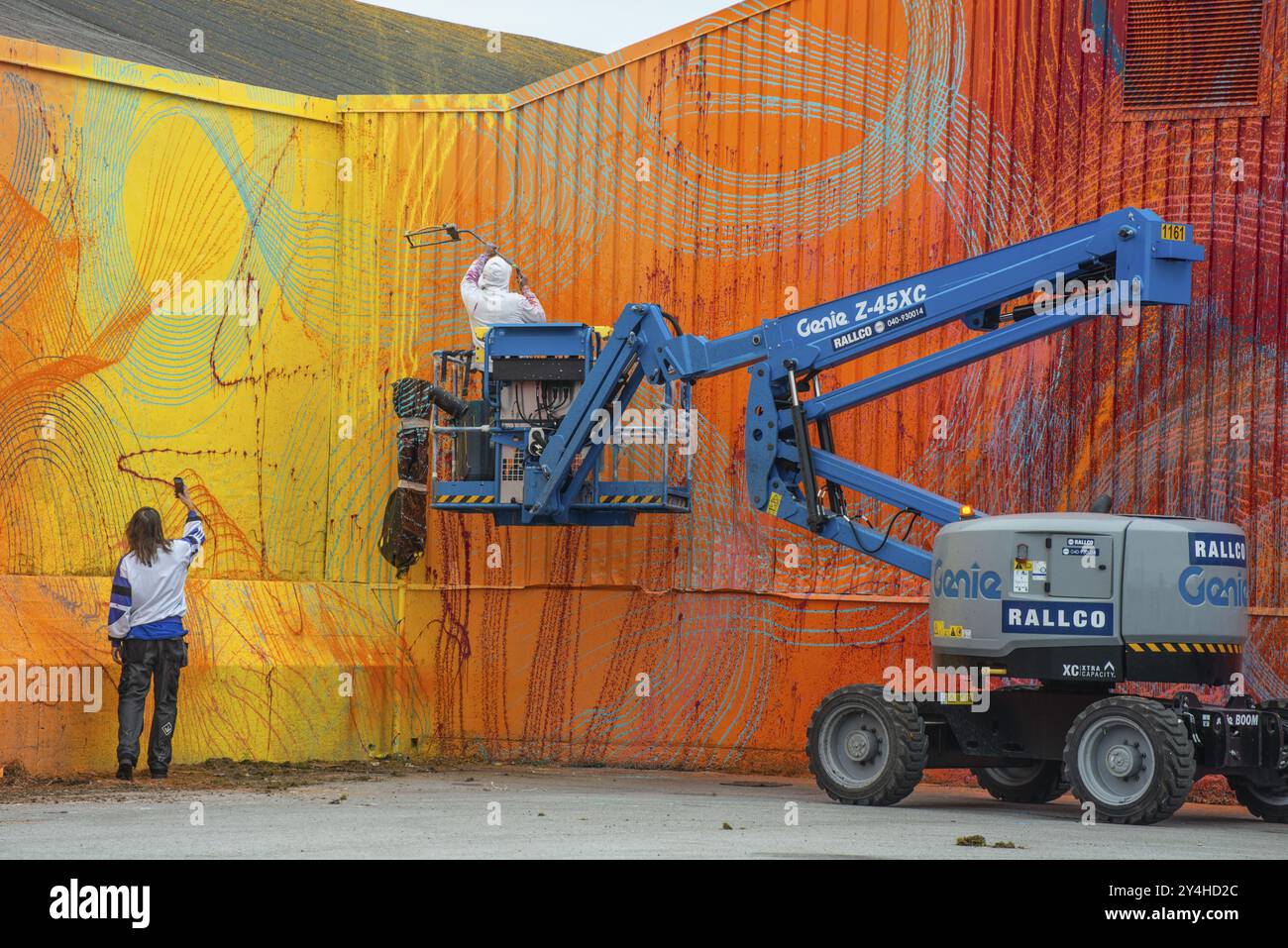 L'artiste de rue américain Douglas Hoekzema, également connu sous le nom de HOXXOH peint un mur à Ystad, comté de Skane, Suède, Scandinavie, Europe Banque D'Images