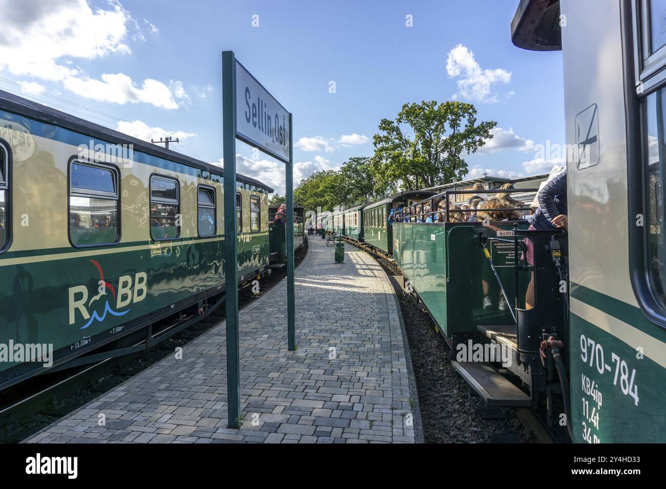 La liaison historique du train à vapeur avec le train à voie étroite appelé le Rasenden Roland, le Ruegensche BaederBahn, RueBB, ici le Sellin Ost stat Banque D'Images