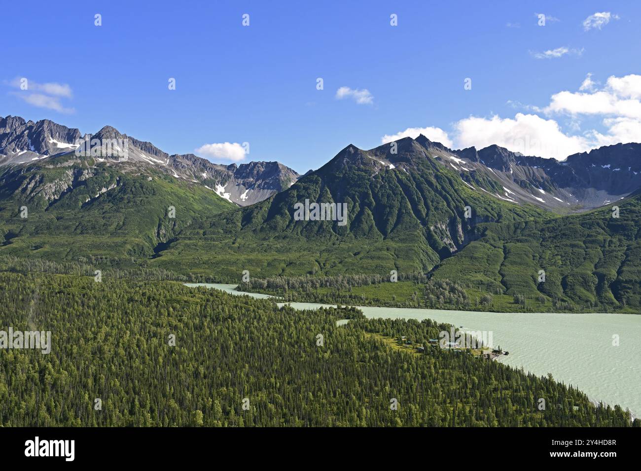 Crescent Lake Outlet avec Redoute Mountain Lodge, parc national de Lake Clark, Alaska Banque D'Images