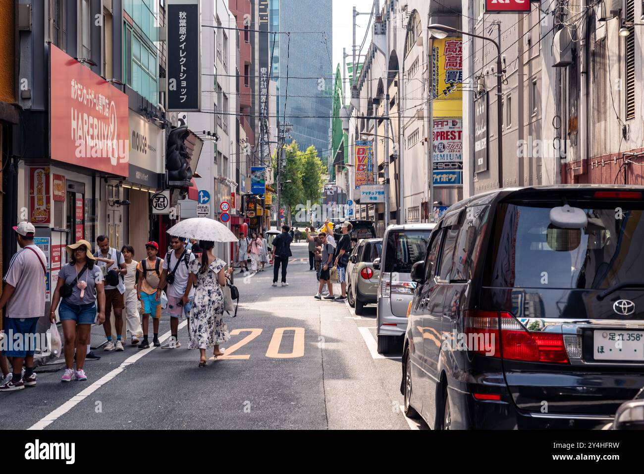 Tokyo, Japon-5 août 2024 : les gens marchent dans le district d'Akihabara pendant une journée ensoleillée Banque D'Images