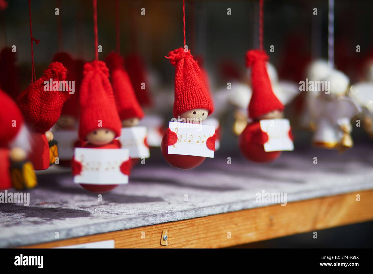 Petits gnomes en bois dans des chapeaux rouges tenant du papier avec le personnel musical sur un marché à Helsinki, Finlande Banque D'Images