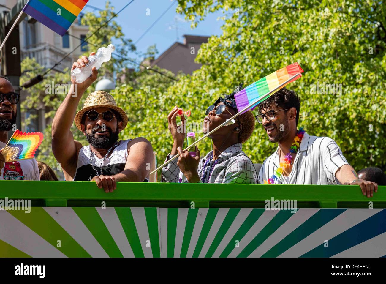 Participants célébrant sur un lit de camion lors du défilé Helsinki Pride 2024 à Helsinki, Finlande Banque D'Images