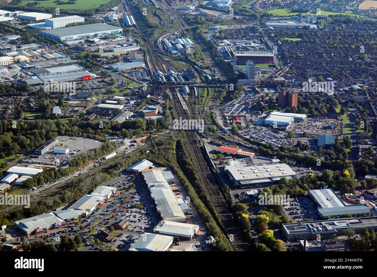 Vue aérienne os Crewe regardant vers le sud le long de la voie ferrée de Grand Junction Retail Park & Tesco avec la gare et diverses entreprises en arrière-plan Banque D'Images