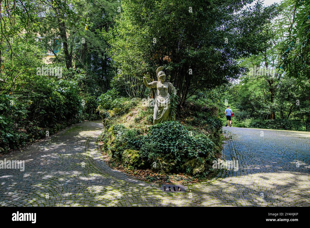 UDINE, ITALIE – 27 MAI 2024 : jardins Ricasoli. Ce parc serein au cœur d'Udine offre une verdure luxuriante, des sentiers pédestres, et une atmosphère paisible, Banque D'Images