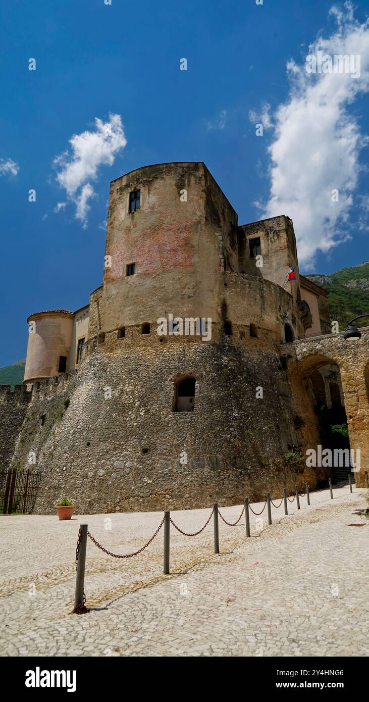Château de Pandone, lavoir et étang à poissons de Venafro, Isernia, Molise, Italie Banque D'Images