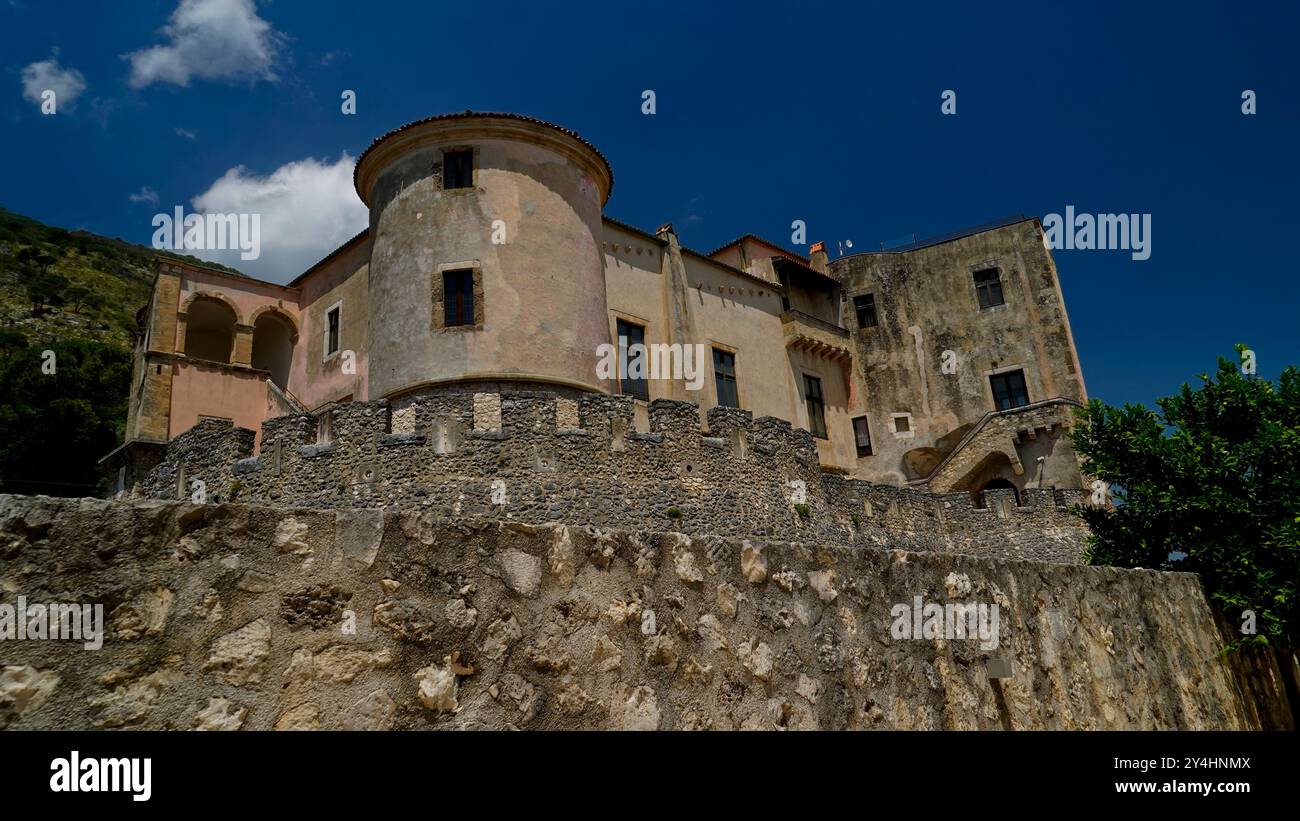 Château de Pandone, lavoir et étang à poissons de Venafro, Isernia, Molise, Italie Banque D'Images