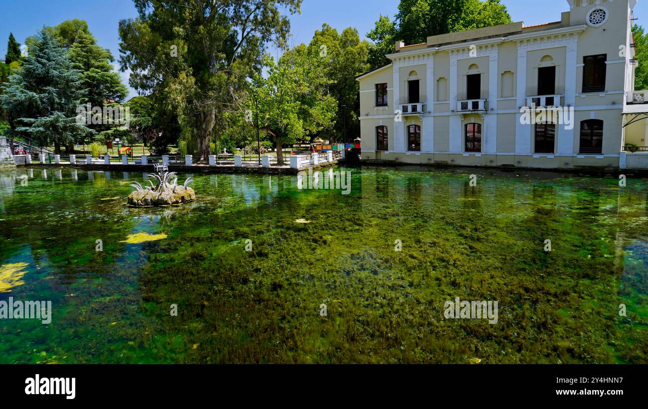 Château de Pandone, lavoir et étang à poissons de Venafro, Isernia, Molise, Italie Banque D'Images
