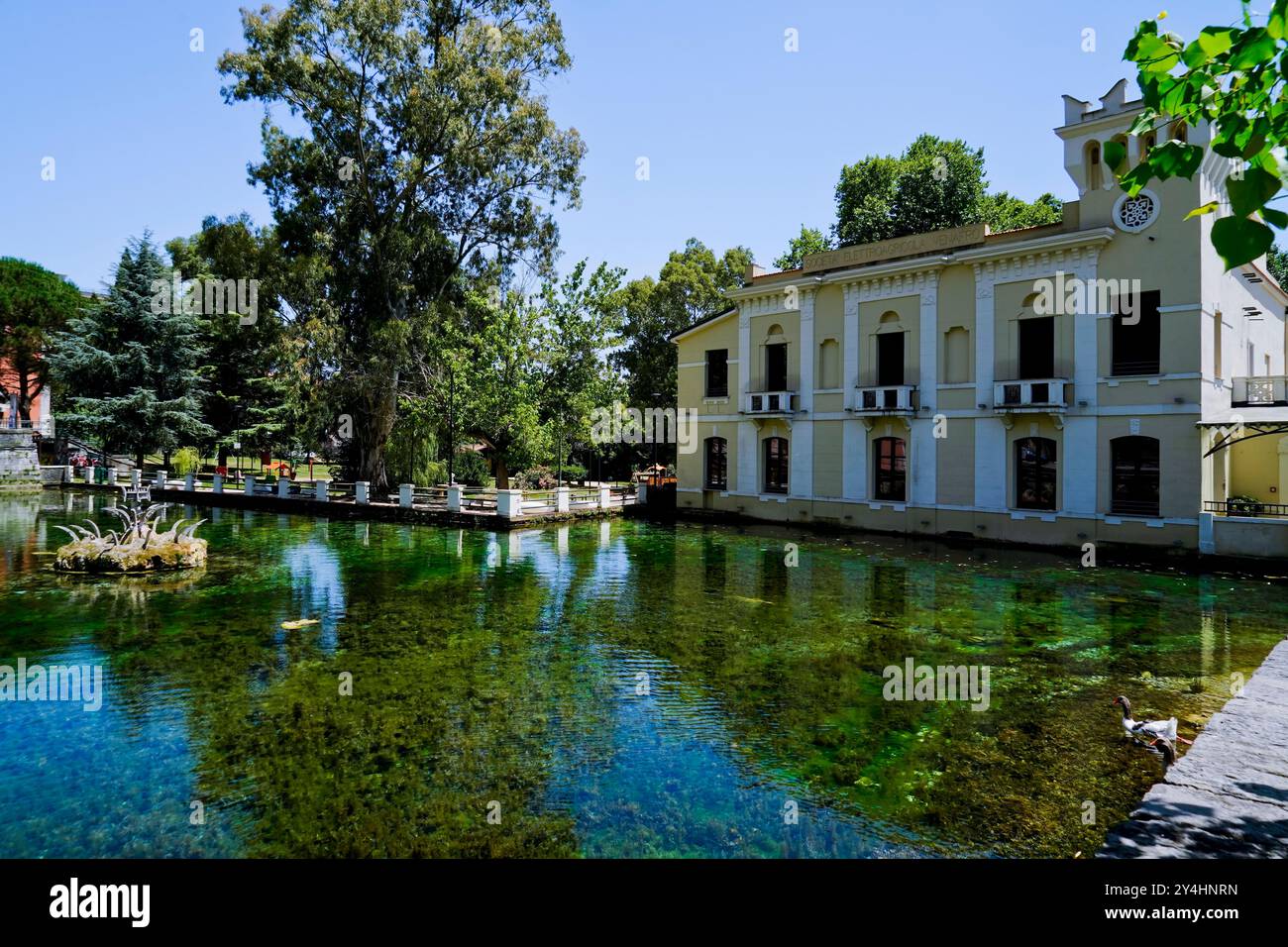 Château de Pandone, lavoir et étang à poissons de Venafro, Isernia, Molise, Italie Banque D'Images