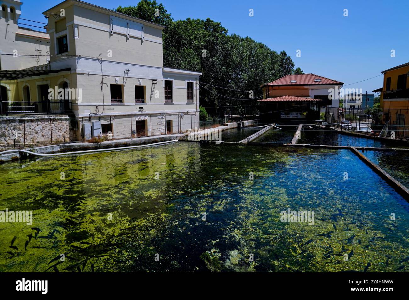 Château de Pandone, lavoir et étang à poissons de Venafro, Isernia, Molise, Italie Banque D'Images