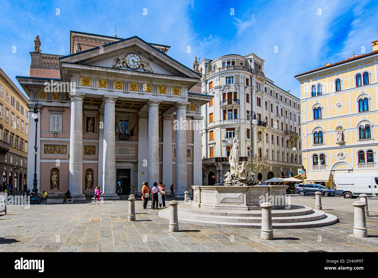 TRIESTE, ITALIE – 29 MAI 2024 : Palazzo della Borsa Vecchia sur la Piazza della Borsa. Ce bâtiment historique, autrefois la bourse, présente une grande arche Banque D'Images