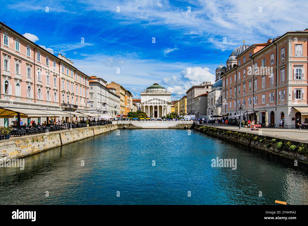 TRIESTE, ITALIE – 29 MAI 2024 : canal Grande. Ce canal pittoresque de Trieste dispose de bâtiments historiques et de bateaux, créant un paysage pittoresque et charmant w Banque D'Images