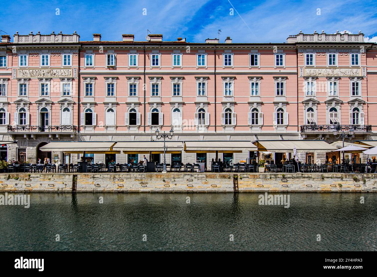 TRIESTE, ITALIE – 29 MAI 2024 : canal Grande. Ce canal pittoresque de Trieste dispose de bâtiments historiques et de bateaux, créant un paysage pittoresque et charmant w Banque D'Images