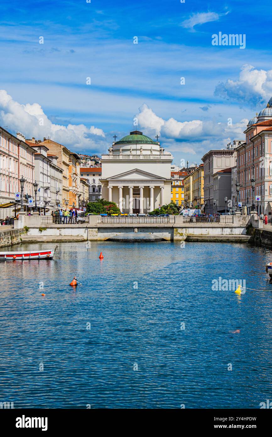 TRIESTE, ITALIE – 29 MAI 2024 : canal Grande et église Sant'Antonio Nuovo. Ce canal pittoresque est complété par l'architecture distinctive de l'église Banque D'Images