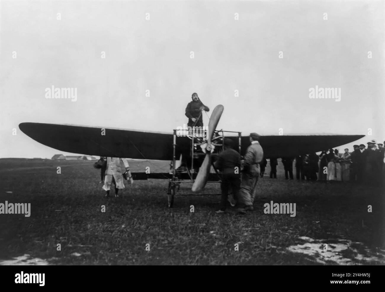 Louis Blériot a démarré le moteur de son monoplan X1 le 25 juillet 1909 avant d’effectuer son vol cross-Channel. Le Français Louis Charles Joseph Blériot (1872- 1936) fut le premier homme à voler la Manche, Banque D'Images