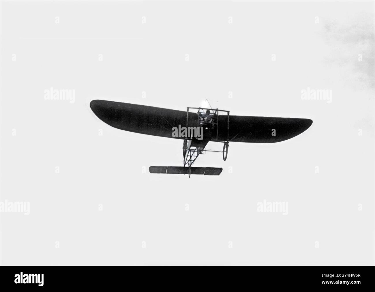 Louis Blériot survole le chenal dans son monoplan X1 le 25 juillet 1909. Le Français Louis Charles Joseph Blériot (1872- 1936) fut le premier homme à voler la Manche, Banque D'Images