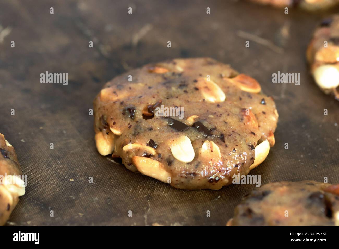 Pâte à biscuits. Avec des arachides et du chocolat. Gros plan. Banque D'Images