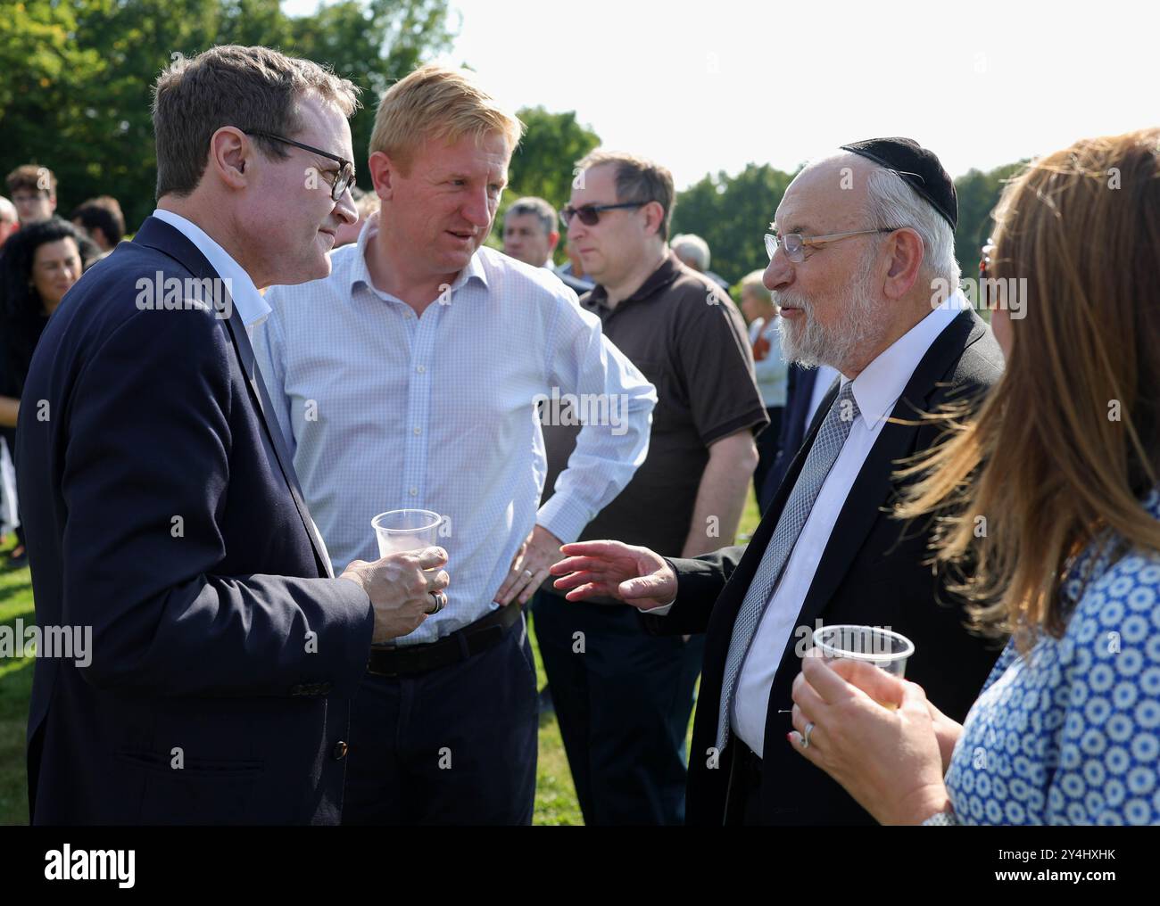 Bushey Heath, Royaume-Uni. 16 septembre 2024. Image © concédée sous licence à Parsons Media. 18/09/2024. Bushey Heath, Royaume-Uni. Tom Tugendhat fait campagne à Bushey Heath. om Tugendhat député, direction du Parti conservateur campagne d'espoir à Bushey Heath. Photo par crédit : andrew parsons/Alamy Live News Banque D'Images