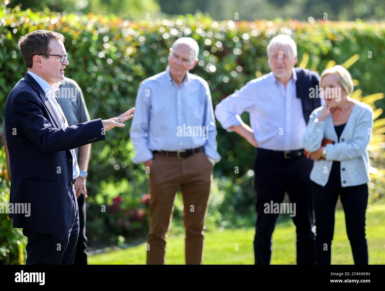 Bushey Heath, Royaume-Uni. 16 septembre 2024. Image © concédée sous licence à Parsons Media. 18/09/2024. Bushey Heath, Royaume-Uni. Tom Tugendhat fait campagne à Bushey Heath. om Tugendhat député, direction du Parti conservateur campagne d'espoir à Bushey Heath. Photo par crédit : andrew parsons/Alamy Live News Banque D'Images