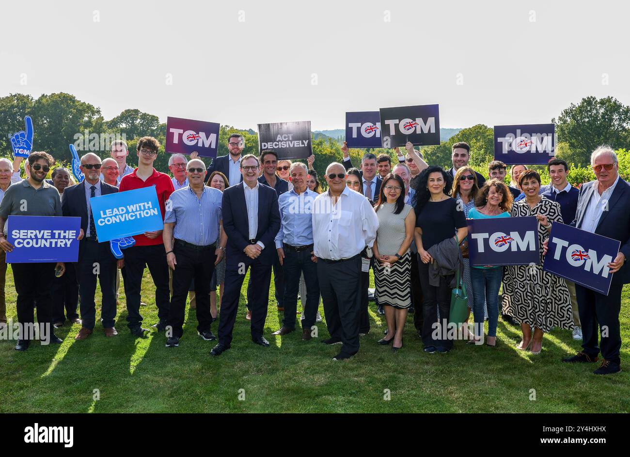 Bushey Heath, Royaume-Uni. 16 septembre 2024. Image © concédée sous licence à Parsons Media. 18/09/2024. Bushey Heath, Royaume-Uni. Tom Tugendhat fait campagne à Bushey Heath. om Tugendhat député, direction du Parti conservateur campagne d'espoir à Bushey Heath. Photo par crédit : andrew parsons/Alamy Live News Banque D'Images