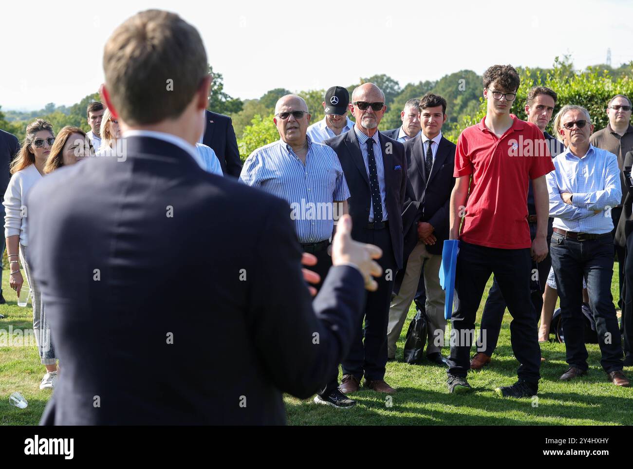 Bushey Heath, Royaume-Uni. 16 septembre 2024. Image © concédée sous licence à Parsons Media. 18/09/2024. Bushey Heath, Royaume-Uni. Tom Tugendhat fait campagne à Bushey Heath. om Tugendhat député, direction du Parti conservateur campagne d'espoir à Bushey Heath. Photo par crédit : andrew parsons/Alamy Live News Banque D'Images