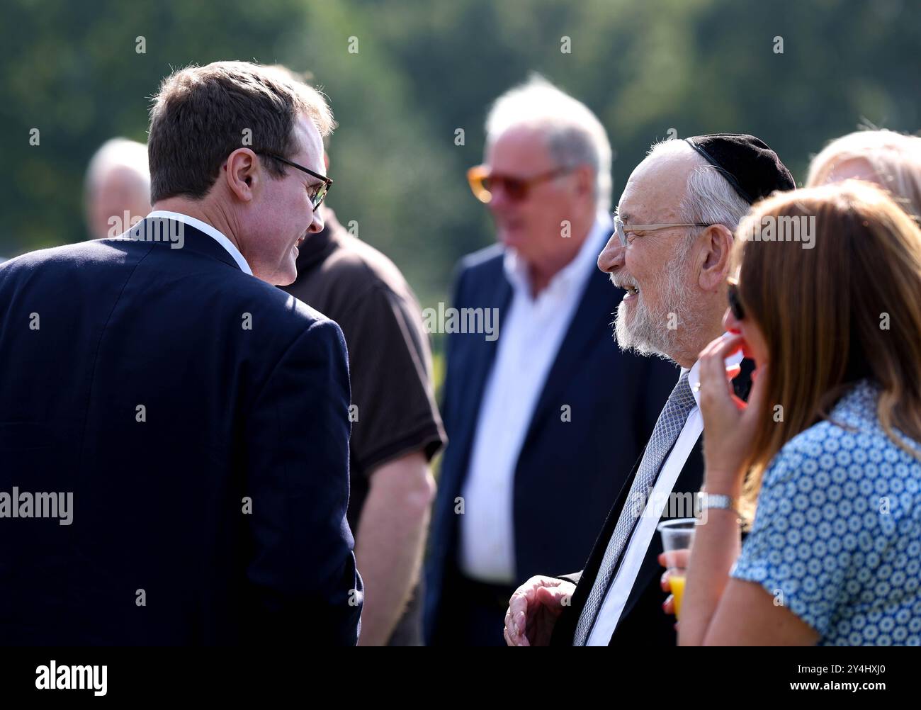 Bushey Heath, Royaume-Uni. 16 septembre 2024. Image © concédée sous licence à Parsons Media. 18/09/2024. Bushey Heath, Royaume-Uni. Tom Tugendhat fait campagne à Bushey Heath. om Tugendhat député, direction du Parti conservateur campagne d'espoir à Bushey Heath. Photo par crédit : andrew parsons/Alamy Live News Banque D'Images