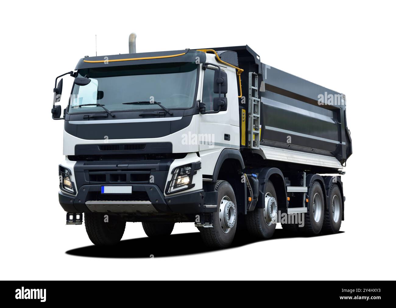 Grand camion à benne basculante sur un fond blanc, vue de face Banque D'Images