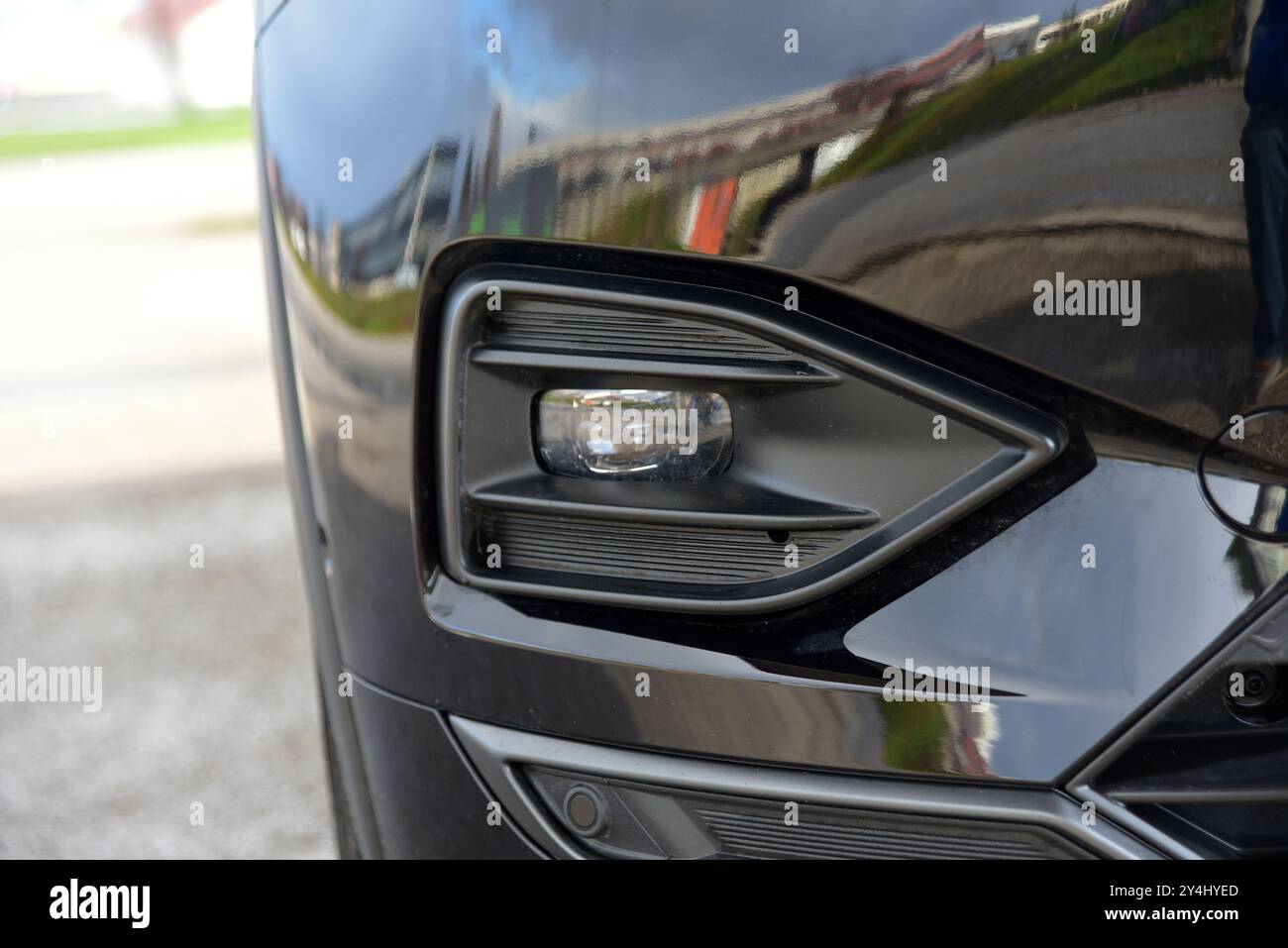 Gros plan d'un phare antibrouillard sur une voiture Banque D'Images