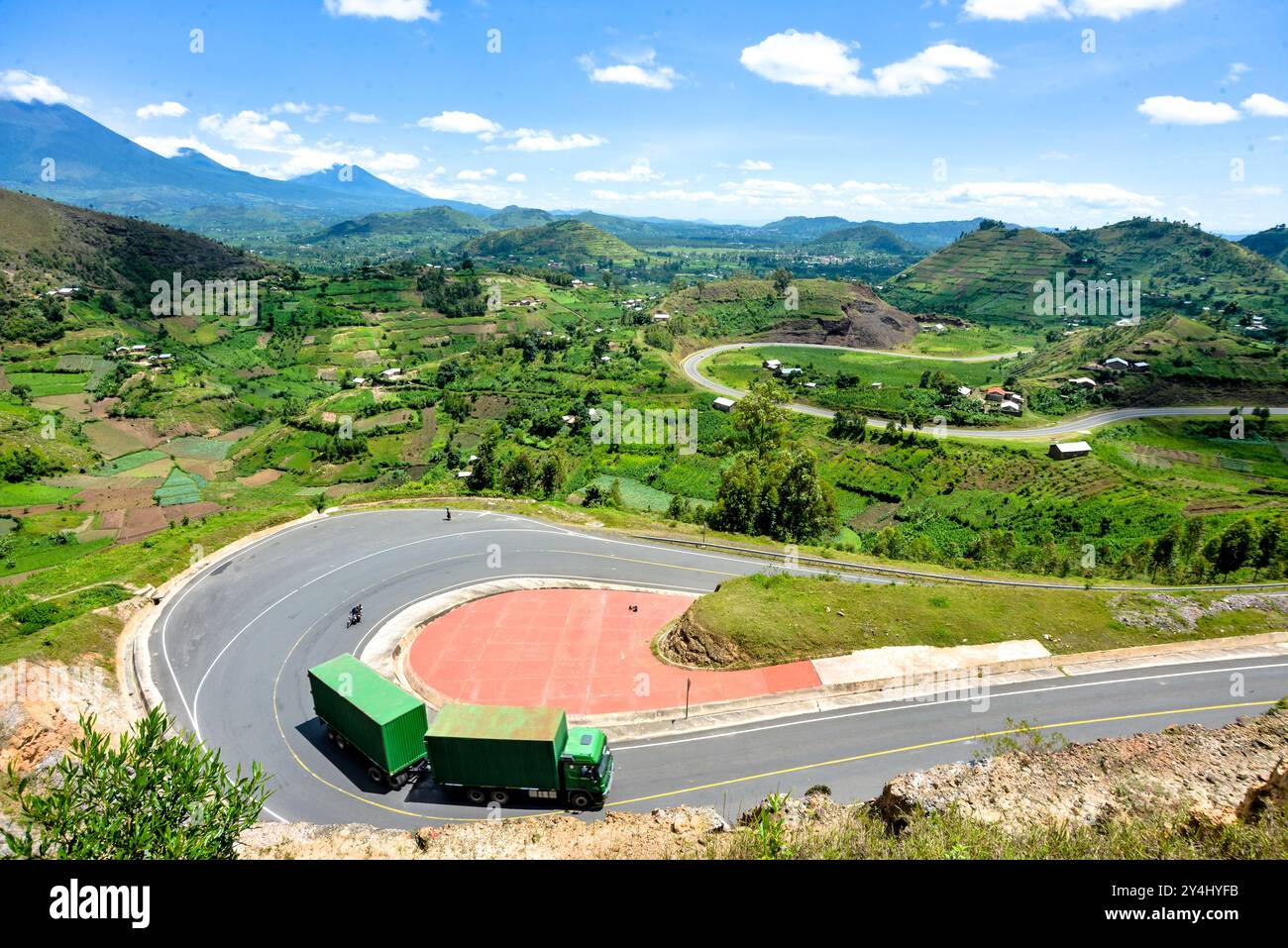 La route sinueuse de Kabale à Kisoro à travers de superbes vues de terrasses montagne en Ouganda Banque D'Images