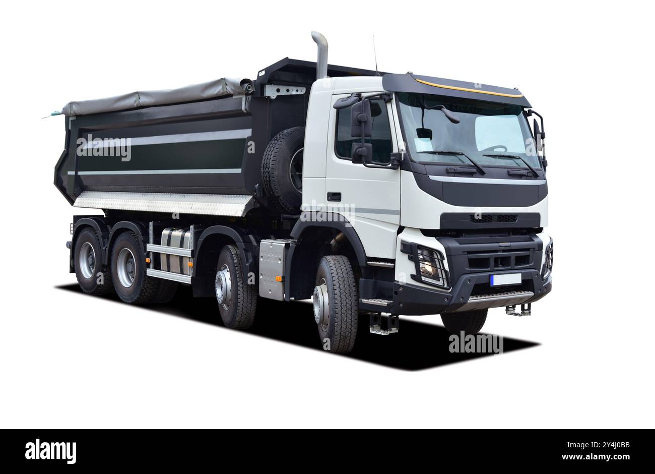 Grand camion à benne basculante sur un fond blanc, vue de face Banque D'Images