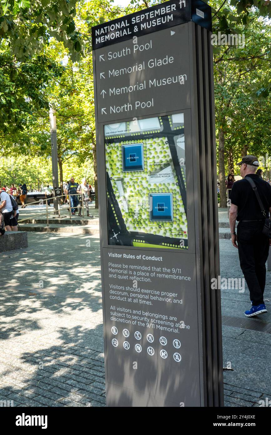 Le National September 11 Memorial and Museum site Signage, New York City, USA 2024 Banque D'Images
